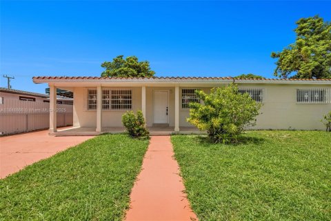 House in Hialeah, Florida 3 bedrooms, 127.74 sq.m. № 1850554 - photo 5