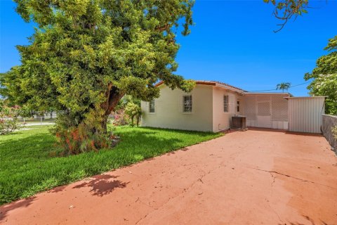 House in Hialeah, Florida 3 bedrooms, 127.74 sq.m. № 1850554 - photo 7