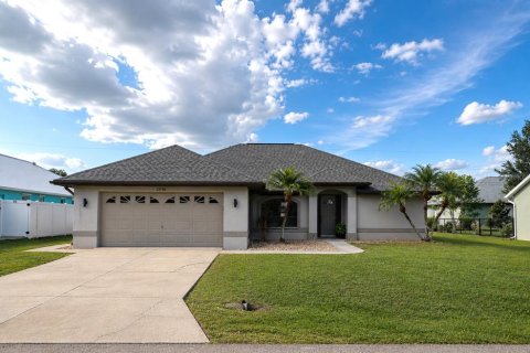 House in Port Charlotte, Florida 3 bedrooms, 147.81 sq.m. № 2104498