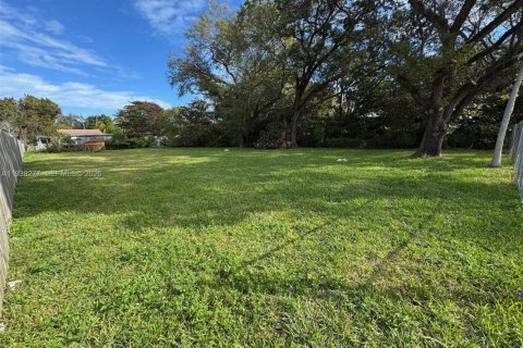 Купить земельный участок в Майами, Флорида № 1995866 - фото 2