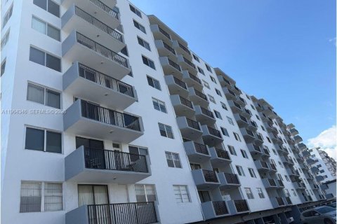 Condo in North Miami Beach, Florida, 2 bedrooms № 2026016 - photo 2