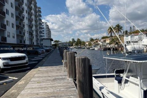 Condo in North Miami Beach, Florida, 2 bedrooms № 2026016