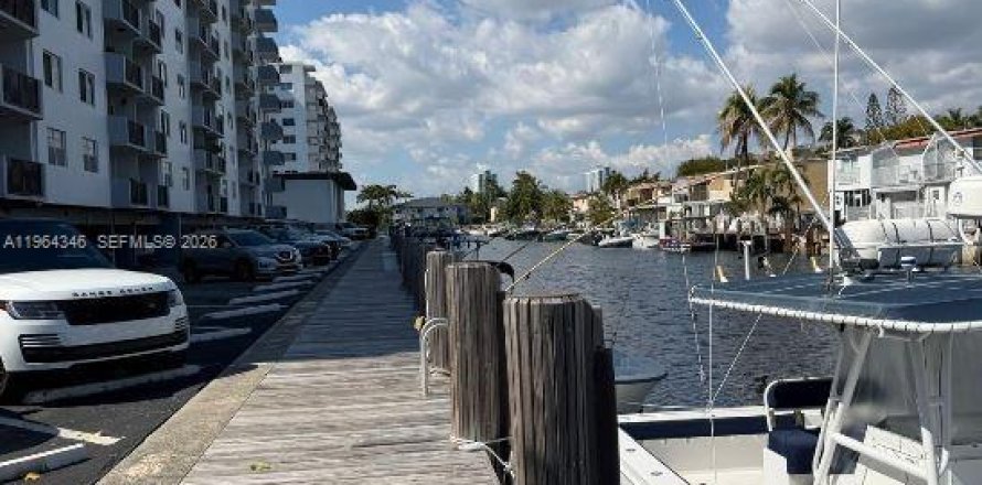 Condo in North Miami Beach, Florida, 2 bedrooms № 2026016