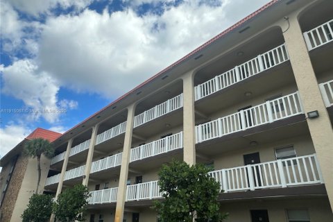 Condominio en alquiler en Sunrise, Florida, 2 dormitorios, 94.76 m2 № 1970224 - foto 1