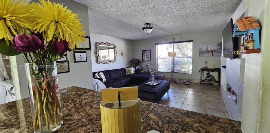 Кондоминиум с 2 спальнями в Норт-Лодердейл, Флорида № 2022743