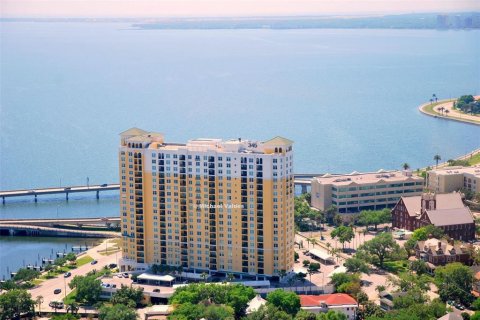 Condo in Tampa, Florida, 2 bedrooms  № 1815791 - photo 1