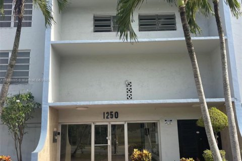 Condominio en venta en North Miami, Florida, 1 dormitorio, 76.18 m2 № 1790537 - foto 1