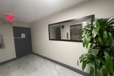 Condominio en venta en North Miami, Florida, 1 dormitorio, 76.18 m2 № 1790537 - foto 6