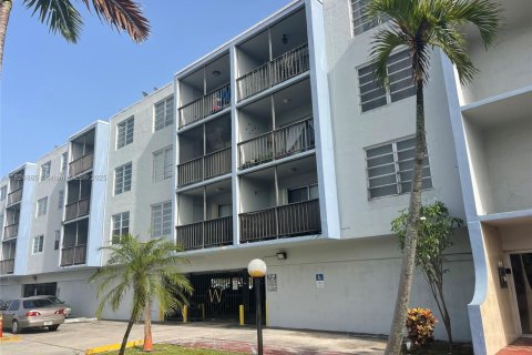 Condominio en venta en North Miami, Florida, 1 dormitorio, 76.18 m2 № 1790537 - foto 2