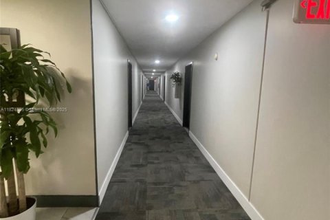 Condominio en venta en North Miami, Florida, 1 dormitorio, 76.18 m2 № 1790537 - foto 5