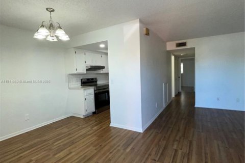 Condo in North Palm Beach, Florida, 2 bedrooms  № 1967966 - photo 13