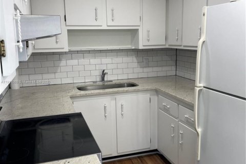 Condo in North Palm Beach, Florida, 2 bedrooms  № 1967966 - photo 10