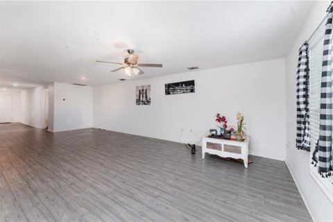 House in Dundee, Florida 5 bedrooms, 183.48 sq.m. № 1913425 - photo 4