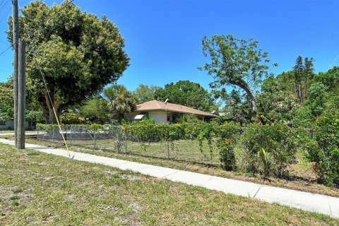 House in Sarasota, Florida 3 bedrooms, 99.59 sq.m. № 2155524 - photo 9