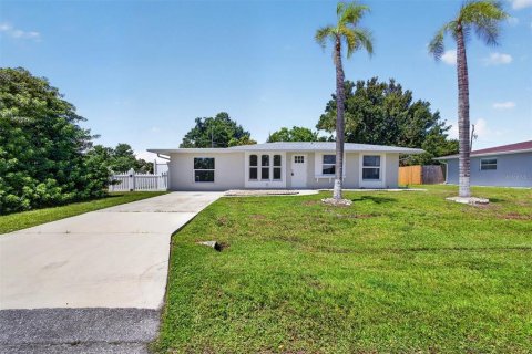 Villa ou maison à Port Charlotte, Floride 4 chambres, 171.68 m2 № 2341850