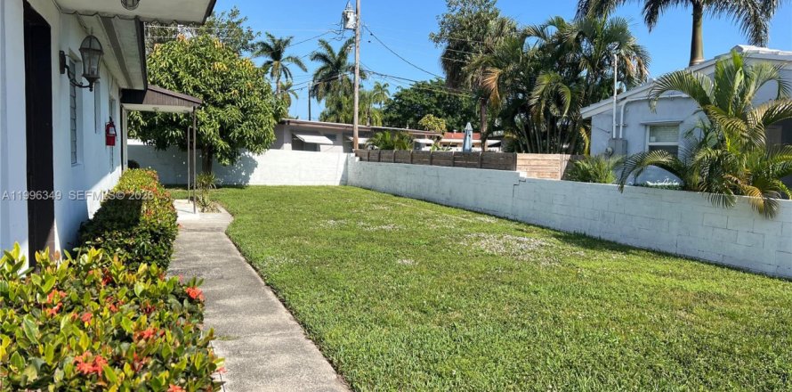 Commercial property in Hallandale Beach, Florida 132.11 sq.m. № 2058385