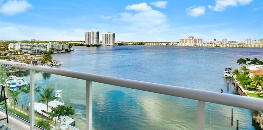 Condominio en North Miami Beach, Florida, 2 dormitorios  № 1842368