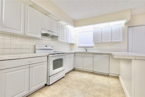 Townhouse in North Lauderdale, Florida 2 bedrooms, 142.14 sq.m. № 1754263 - photo 3