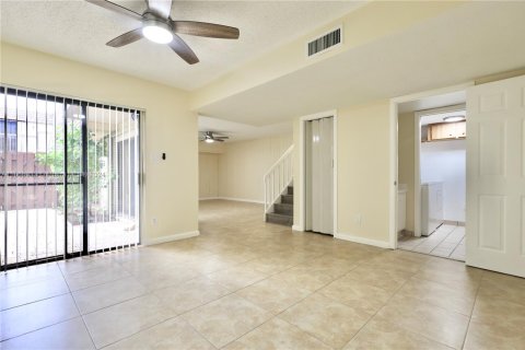 Townhouse in North Lauderdale, Florida 2 bedrooms, 142.14 sq.m. № 1754263 - photo 1