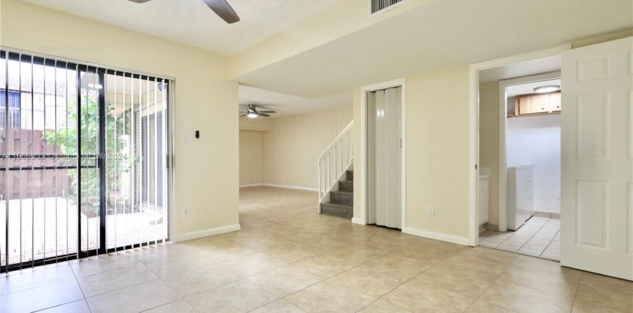 Townhouse in North Lauderdale, Florida 2 bedrooms, 142.14 sq.m. № 1754263