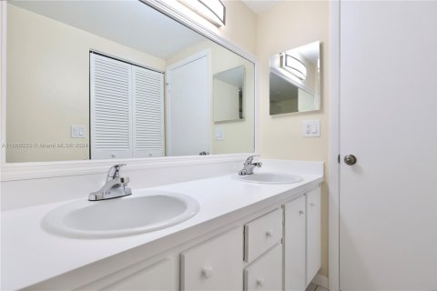 Townhouse in North Lauderdale, Florida 2 bedrooms, 142.14 sq.m. № 1754263 - photo 9