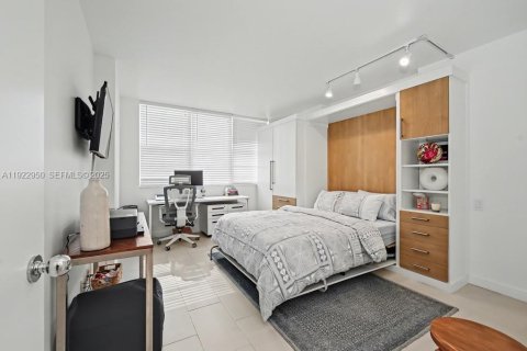Condo in Miami, Florida, 1 bedroom  № 1982463 - photo 5