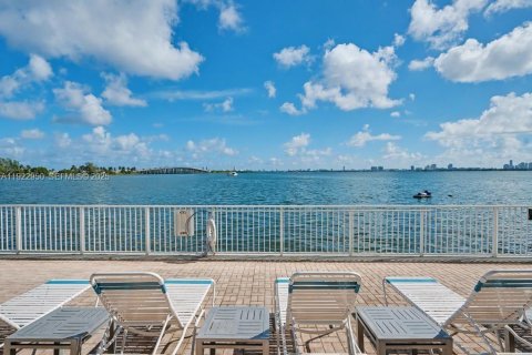 Condo in Miami, Florida, 1 bedroom  № 1982463 - photo 14