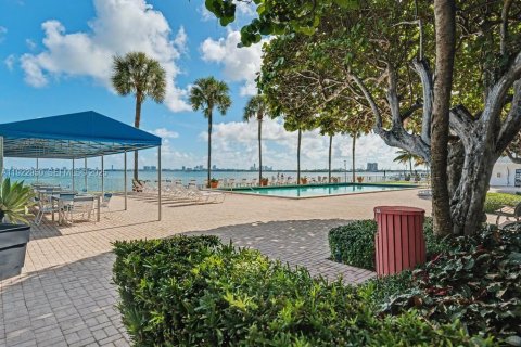 Condo in Miami, Florida, 1 bedroom  № 1982463 - photo 9