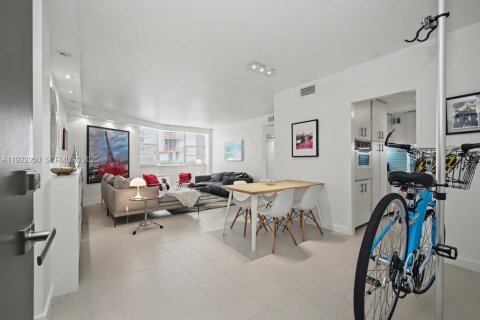 Condo in Miami, Florida, 1 bedroom  № 1982463 - photo 3
