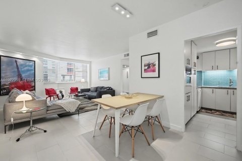 Condo in Miami, Florida, 1 bedroom  № 1982463 - photo 2