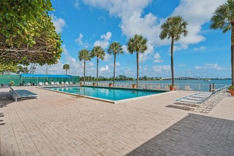 Condo in Miami, Florida, 1 bedroom  № 1982463 - photo 8