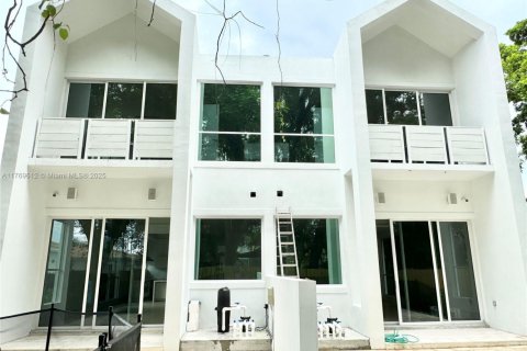 Adosado en venta en Miami, Florida, 3 dormitorios, 230.77 m2 № 1588880 - foto 22