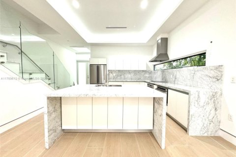 Adosado en venta en Miami, Florida, 3 dormitorios, 230.77 m2 № 1588880 - foto 4