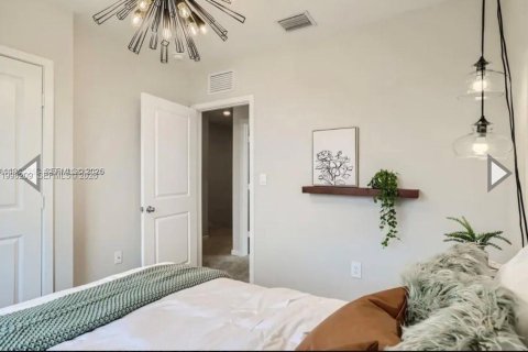 Townhouse in Florida City, Florida 3 bedrooms, 133.13 sq.m. № 2063470 - photo 2