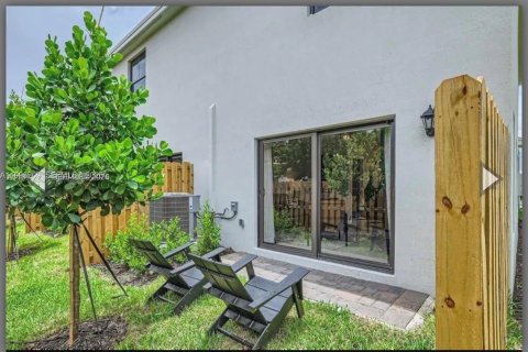 Townhouse in Florida City, Florida 3 bedrooms, 133.13 sq.m. № 2063470 - photo 4