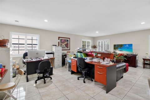 Casa en venta en Miami, Florida, 4 dormitorios, 286.88 m2 № 1950172 - foto 20