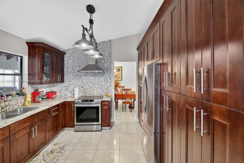Casa en venta en Miami, Florida, 4 dormitorios, 286.88 m2 № 1950172 - foto 29