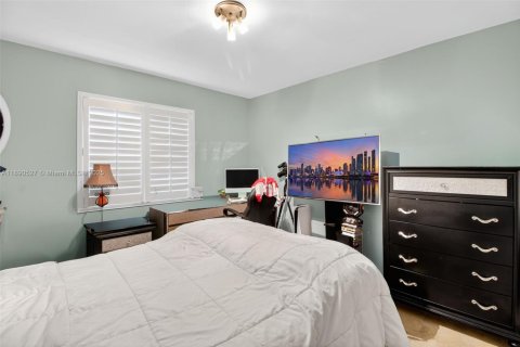 Casa en venta en Miami, Florida, 4 dormitorios, 286.88 m2 № 1950172 - foto 25