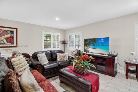 Casa en venta en Miami, Florida, 4 dormitorios, 286.88 m2 № 1950172 - foto 21