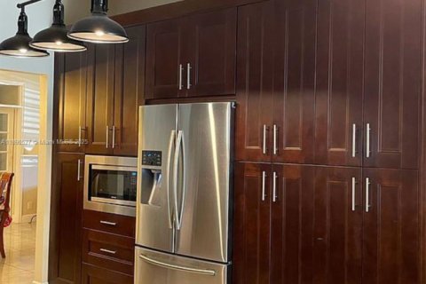 Casa en venta en Miami, Florida, 4 dormitorios, 286.88 m2 № 1950172 - foto 18