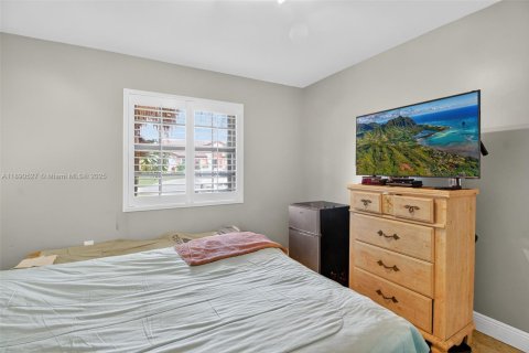 Casa en venta en Miami, Florida, 4 dormitorios, 286.88 m2 № 1950172 - foto 24