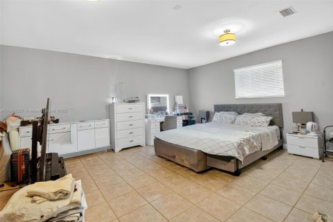 Casa en venta en Miami, Florida, 4 dormitorios, 286.88 m2 № 1950172 - foto 27