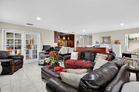 Casa en venta en Miami, Florida, 4 dormitorios, 286.88 m2 № 1950172 - foto 22