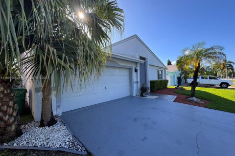 Villa ou maison à louer à Dania Beach, Floride: 3 chambres, 159.42 m2 № 1949608 - photo 1