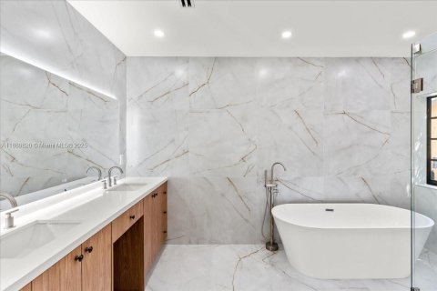 Купить виллу или дом в Корал-Гейблс, Флорида 5 спален, 270.53м2, № 1949953 - фото 15