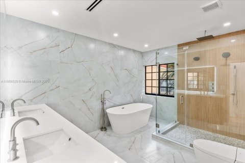 Купить виллу или дом в Корал-Гейблс, Флорида 5 спален, 270.53м2, № 1949953 - фото 14