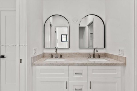 Купить виллу или дом в Корал-Гейблс, Флорида 5 спален, 270.53м2, № 1949953 - фото 7