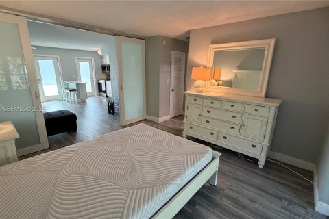 Condo in Lighthouse Point, Florida, 1 bedroom  № 2002649 - photo 8