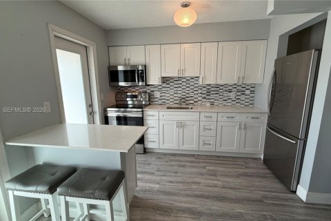 Condo in Lighthouse Point, Florida, 1 bedroom  № 2002649 - photo 2