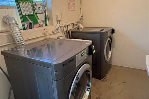 Condo in Lighthouse Point, Florida, 1 bedroom  № 2002649 - photo 16